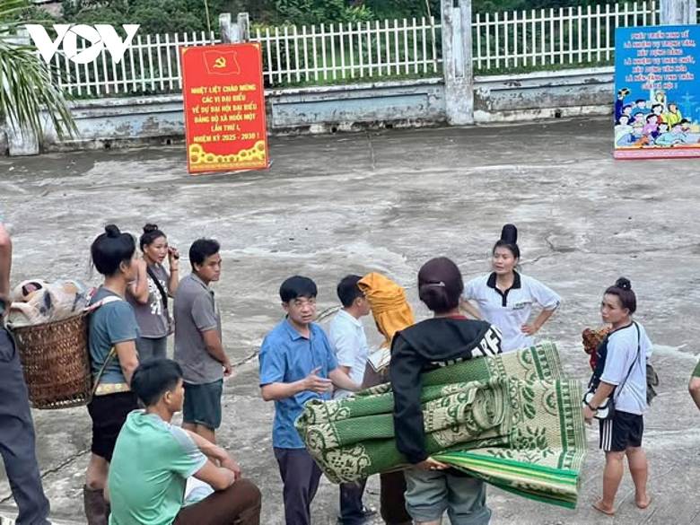 
Xã Huổi Một huy động lực lượng tại chỗ hỗ trợ người dân di dời đến nơi an toàn