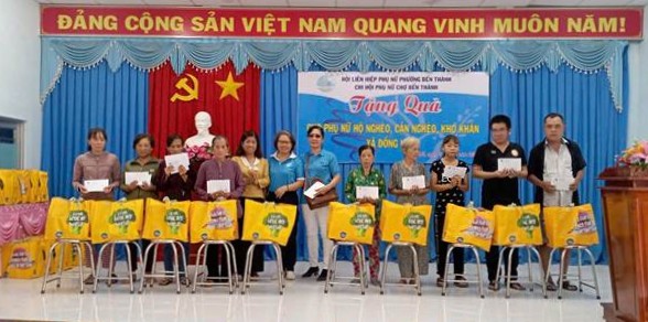 Trao tặng quà cho hội viên, phụ nữ nghèo và gia đình chính sách tại xã Đồng Khởi.

