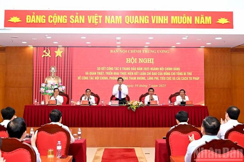 Trưởng ban Nội chính Trung ương Phan Đình Trạc và các đồng chí Phó Trưởng ban chủ trì hội nghị.
