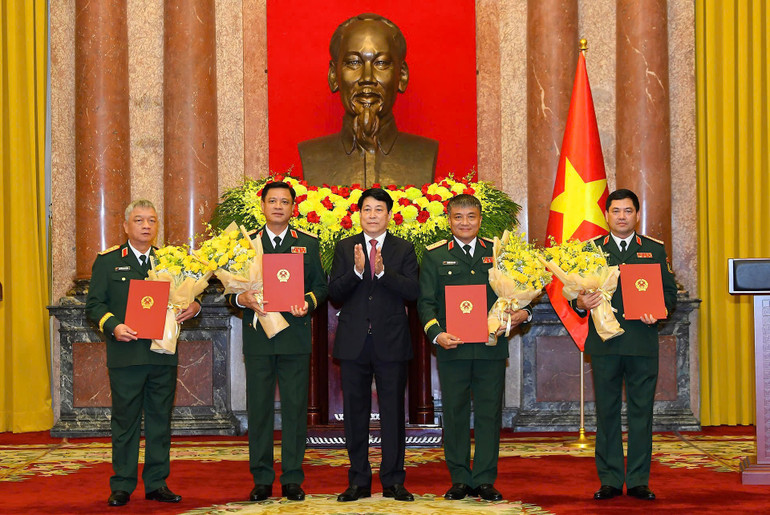 Chủ tịch nước trao quyết định thăng quân hàm Thượng tướng.
