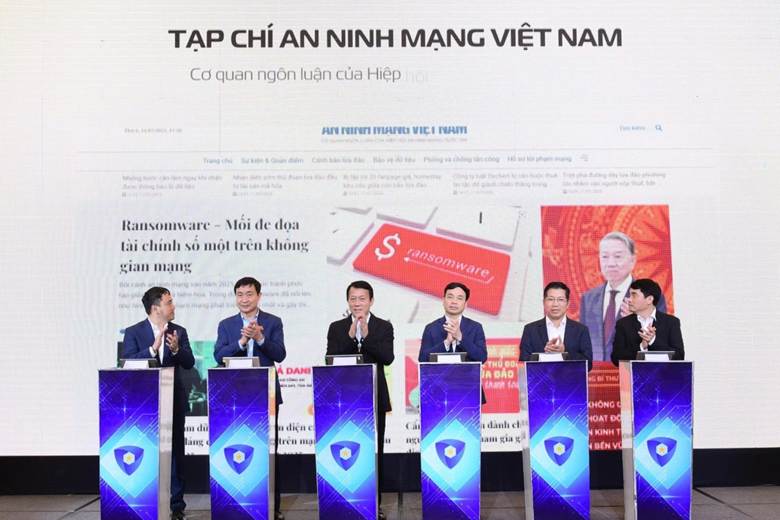 
Các đại biểu ấn nút ra mắt Tạp chí An ninh mạng Việt Nam (Ảnh: NCA)