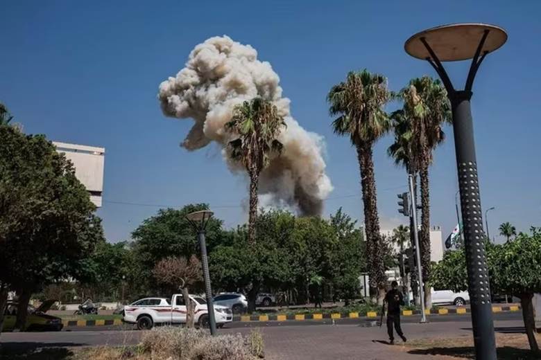 Các cuộc không kích của Israel nhằm vào trụ sở Bộ Quốc phòng Syria tại thủ đô Damascus (Syria) ngày 16/7. Ảnh: The Washington Post