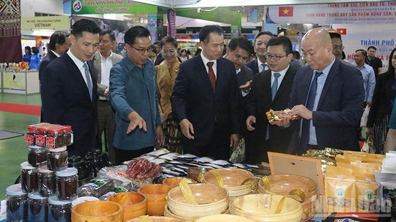 Các đại biểu tham quan một gian trưng bày giới thiệu sản phẩm tại Hội chợ. (Ảnh: HẢI TIẾN)