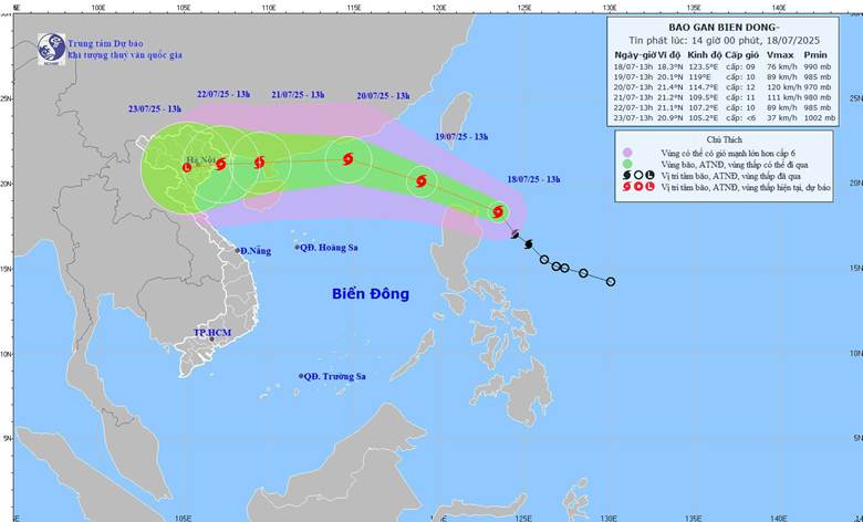 Cập nhật tin bão mới nhất: Bão WIPHA hiện đang hoạt động trên vùng biển phía Đông Bắc đảo Luzon (Philippines) và tiếp tục di chuyển theo hướng Tây Bắc với tốc độ nhanh, khoảng 30km/h, hướng thẳng vào vịnh Bắc Bộ của nước ta. Ảnh: NCHMF