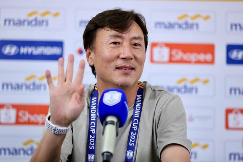
HLV Ha Hyeok Jun ở buổi họp báo sau trận - Ảnh: ANH KHOA