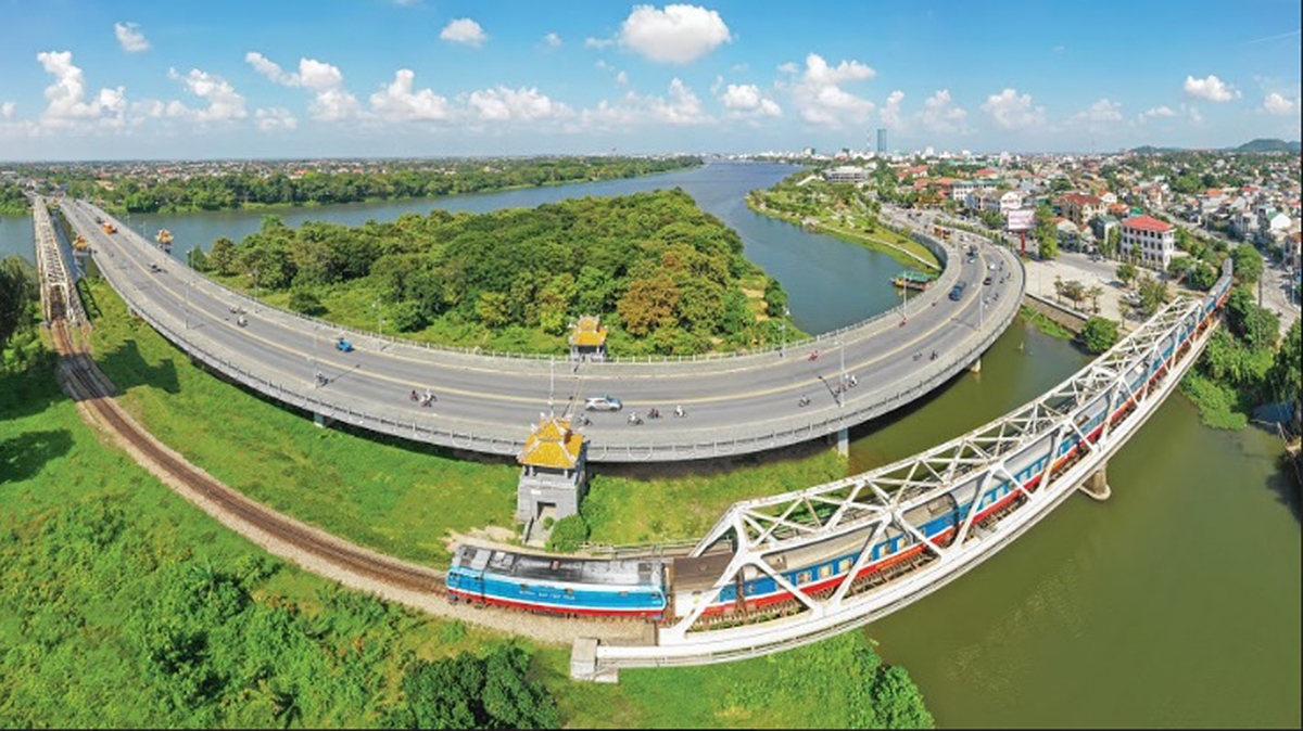 Xu thế du lịch chậm để tăng cơ hội trải nghiệm và khám phá Việt Nam đang khiến các hành trình du lịch bằng tàu hỏa nóng lên trong mùa hè 2025. (Ảnh: ĐSVN).