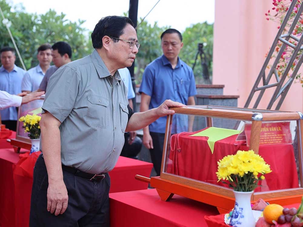 Thủ tướng: Đảng, Nhà nước sẽ tiếp tục làm hết sức mình để thực hiện hiệu quả hơn nữa công tác tìm kiếm, quy tập và xác định danh tính liệt sĩ, để không một liệt sĩ nào bị lãng quên, không một gia đình liệt sĩ nào phải chờ đợi trong vô vọng - Ảnh: VGP/Nhật Bắc