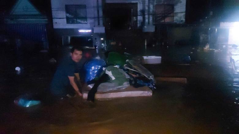 Nhiều hộ dân ở xã Mường Xén không kịp dọn đồ đạc vì nước lên quá nhanh.
