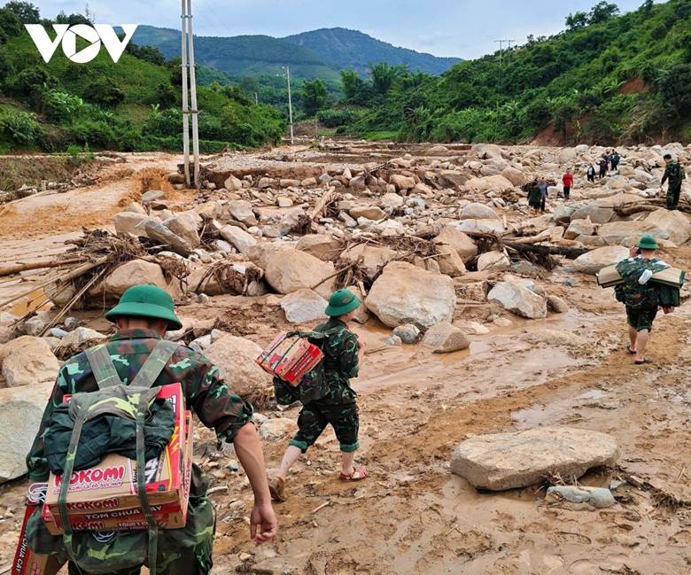 Cùng với các lực lượng tại chỗ, ngày 27/7, Bộ Chỉ huy quân sự tỉnh Sơn La đã huy động hơn 100 cán bộ, chiến sĩ, khẩn trương hành quân, tiếp cận vùng bị thiệt hại nặng do lũ quét tại xã Chiềng Sơ (huyện Sông Mã cũ).