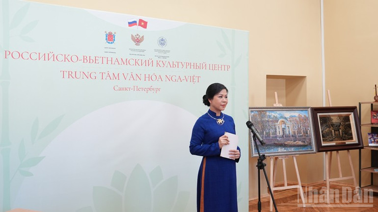 Phu nhân Ngô Phương Ly phát biểu tại sự kiện. (Ảnh: XUÂN HƯNG)