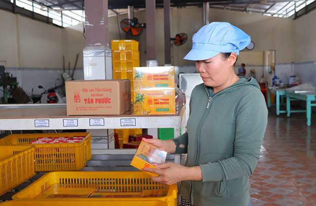 Chị Phạm Thị Bích Ngọc - chủ Cơ sở sản xuất kẹo khóm Tân Phước luôn tâm huyết với sản phẩm kẹo khóm