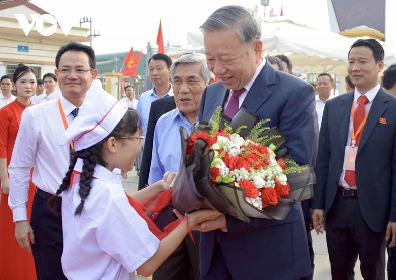 
Em thiếu nhi tặng hoa chào đón Tổng Bí thư Tô Lâm về dự, chỉ đạo Đại hội Đại biểu Đảng bộ xã Nghĩa Trụ lần thứ I, nhiệm kỳ 2025-2030