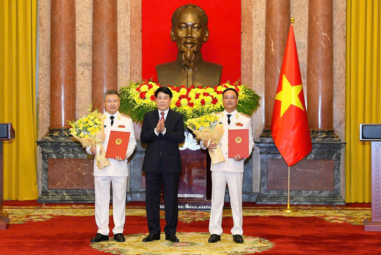 Chủ tịch nước trao quyết định thăng cấp bậc hàm Thượng tướng đối với các đồng chí Thứ trưởng Công an: Phạm Thế Tùng, Nguyễn Ngọc Lâm.