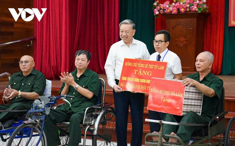 
Tổng Bí thư Tô Lâm tặng quà tri ân các bác thương bệnh binh.