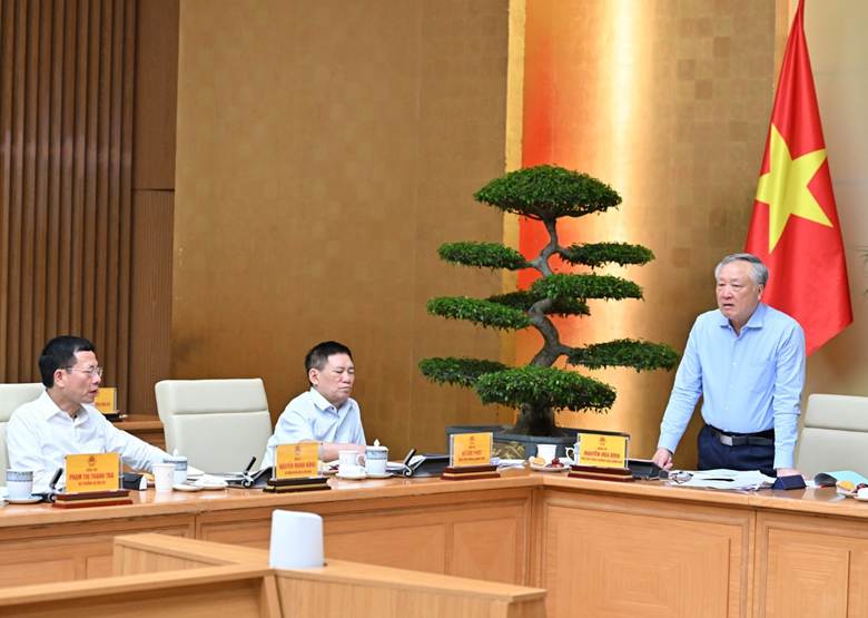 Phó Thủ tướng Thường trực Nguyễn Hoà Bình phát biểu.