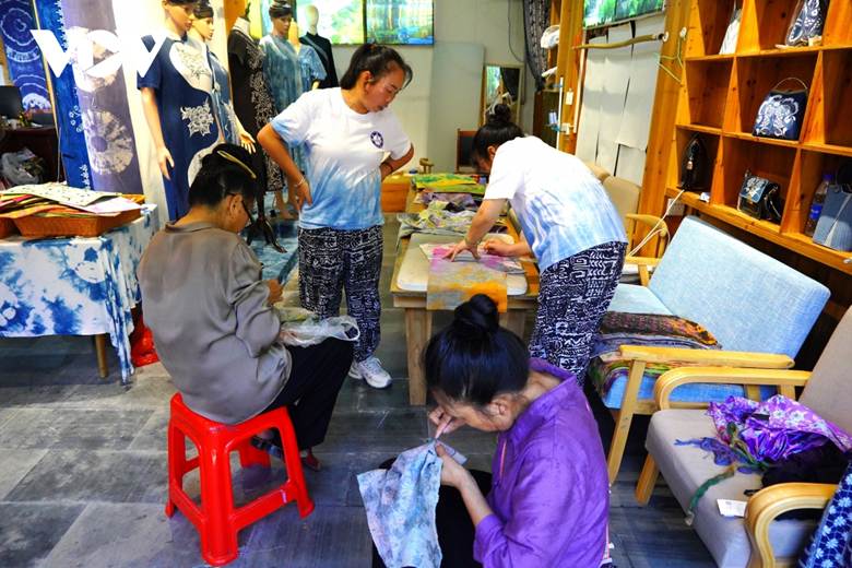 
Những người phụ nữ dân tộc địa phương thêu các sản phẩm cho hợp tác xã