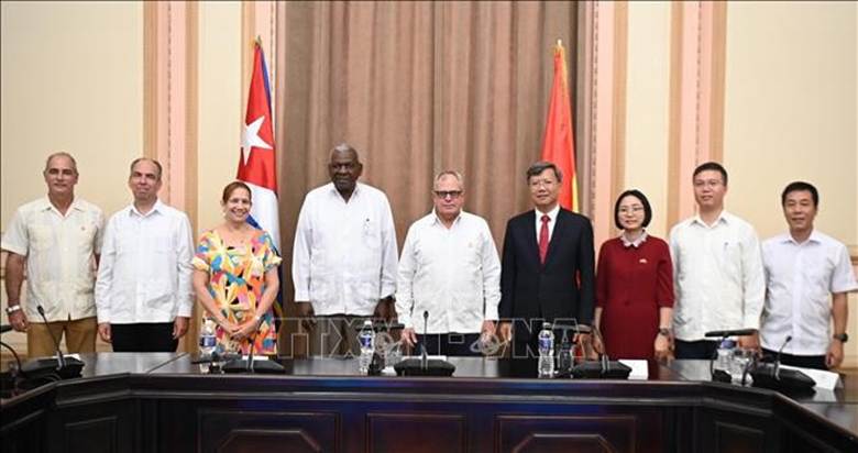 Chủ tịch Quốc hội Chính quyền Nhân dân Cuba Esteban Lazo Hernández chụp ảnh cùng Đại sứ Lê Quang Long và các cán bộ của Đại sứ quán Việt Nam tại Cuba. (Ảnh: Việt Hùng/TTXVN)