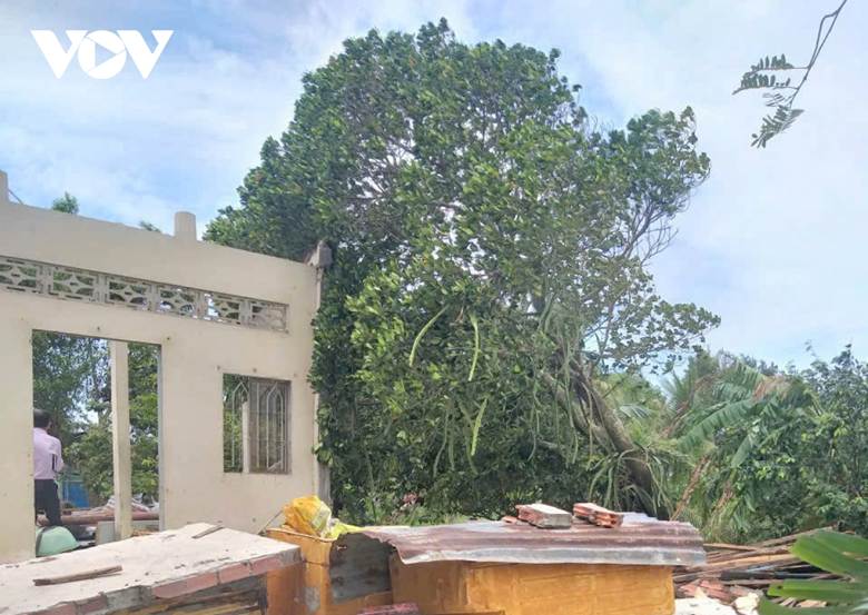 
Gần 100 căn nhà của người dân bị sập và tốc mái