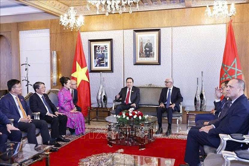 Cán bộ, nhân viên Đại sứ quán Việt Nam tại Morocco cùng bà con người Việt Nam đón Chủ tịch Quốc hội Trần Thanh Mẫn và Phu nhân