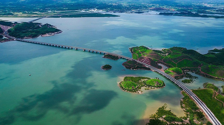 Tuyến đường cao tốc Vân Ðồn-Móng Cái (tỉnh Quảng Ninh) hoàn thành đúng kế hoạch nhờ sự đồng thuận của nhân dân, góp phần mở ra không gian phát triển mới cho địa phương. (Ảnh: NAM ANH)