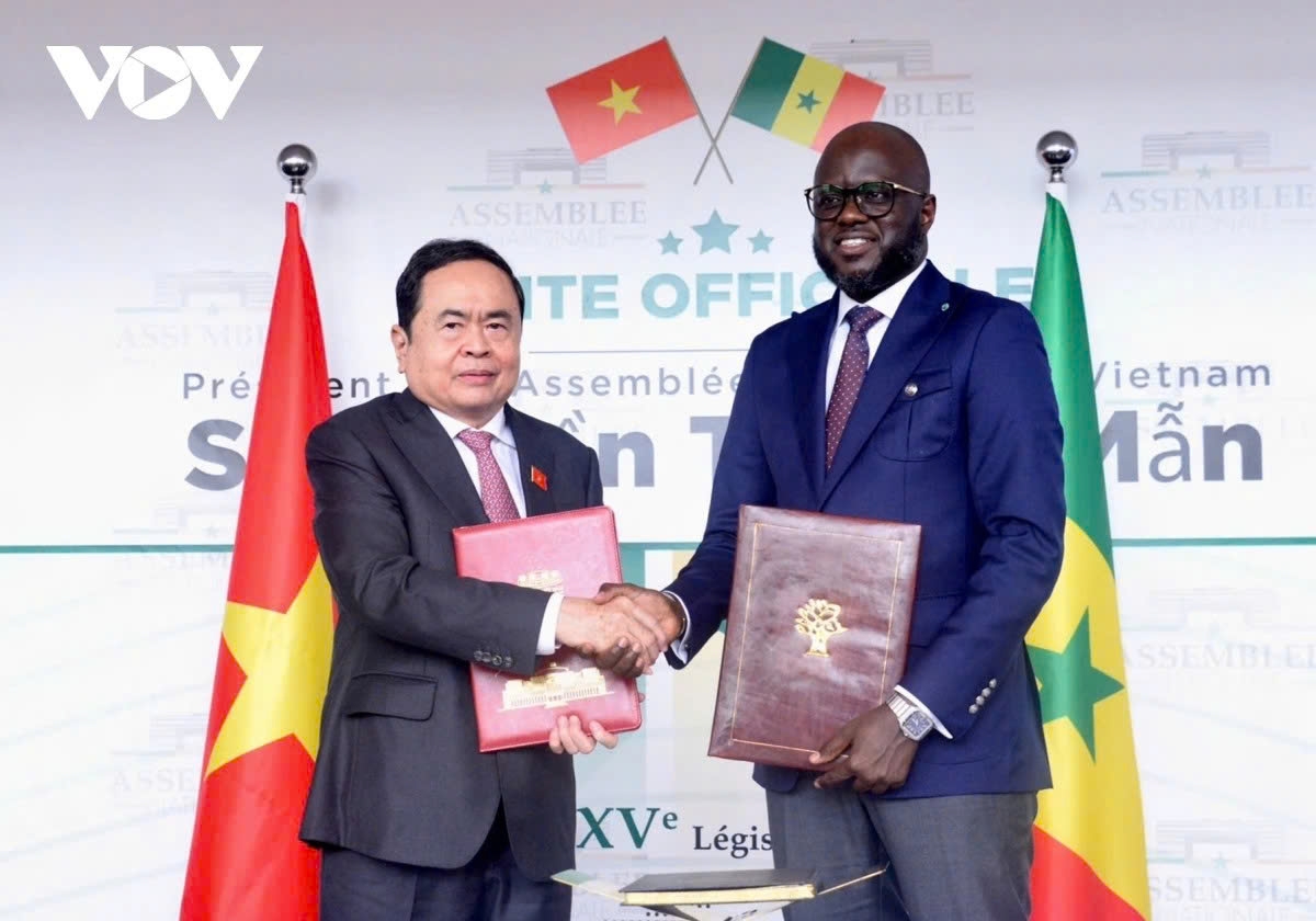 
Chủ tịch Quốc hội Trần Thanh Mẫn và Chủ tịch Quốc hội Senegal ký kết Thỏa thuận hợp tác.