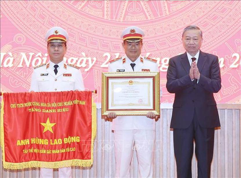 
Tổng Bí thư trao tặng danh hiệu Anh hùng Lao động tặng tập thể Viện KSND Tối cao - Ảnh: TTXVN