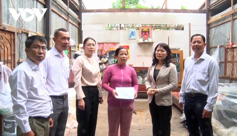 
Chính quyền địa phương trực tiếp đến thăm hỏi, động viên các gia đình có nhà bị thiệt hại
