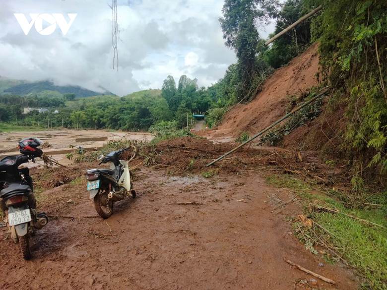 
Tại xã Mường Lầm vẫn còn 3 bản là Huổi Lếch, Hin Pẻn và Hua Phẩng bị cô lập