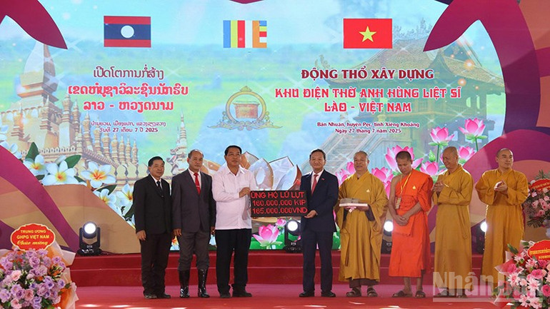 Đại sứ Nguyễn Minh Tâm trao ủng hộ lũ lụt cho đại diện chính quyền tỉnh Xiengkhouang. Ảnh: Hải Tiến

