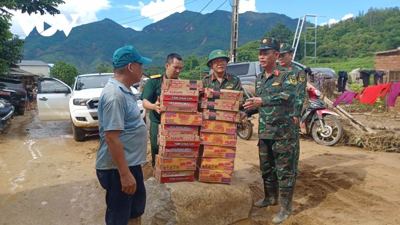 Hàng trăm thùng mì tôm, nước lọc... đã được tập kết tại trung tâm xã Chiềng Sơ