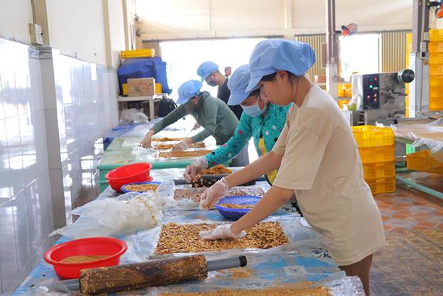 Cơ sở sản xuất kẹo khóm Tân Phước giúp giải quyết việc làm ổn định cho nhiều chị em