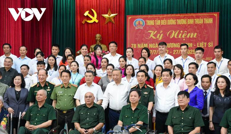 
Tổng Bí thư Tô Lâm và đoàn công tác chụp ảnh lưu niệm với các thương bệnh binh.