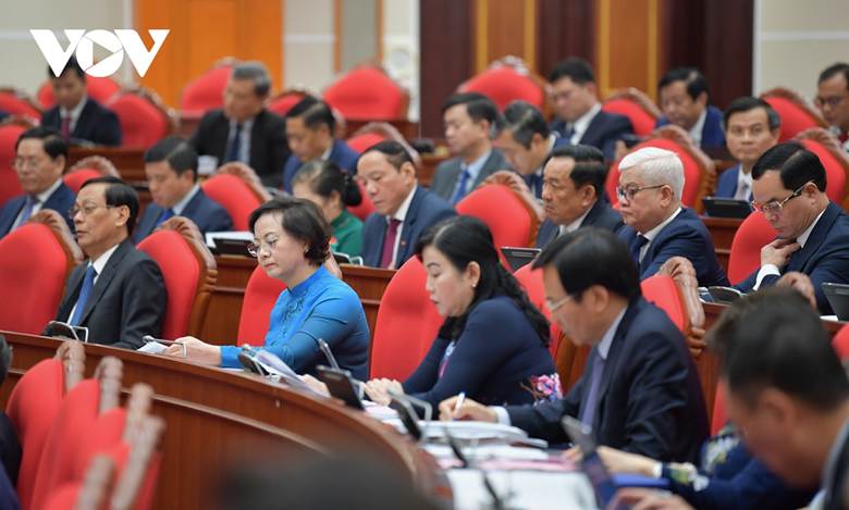 


Liên quan đến nhóm nội dung tạo cơ sở chính trị cho việc tiếp tục cải cách, đối mới trong thời gian tới, Trung ương cũng sẽ xem xét, cho ý kiến về một số nội dung cần sửa đổi, bổ sung tại các Nghị quyết Trung ương trong lĩnh vực đất đai; xây dựng nhà nước pháp quyền XHCN; giáo dục và đào tạo... Trong ảnh: Các đại biểu dự Hội nghị lần thứ 12 Ban Chấp hành Trung ương Đảng khóa XIII