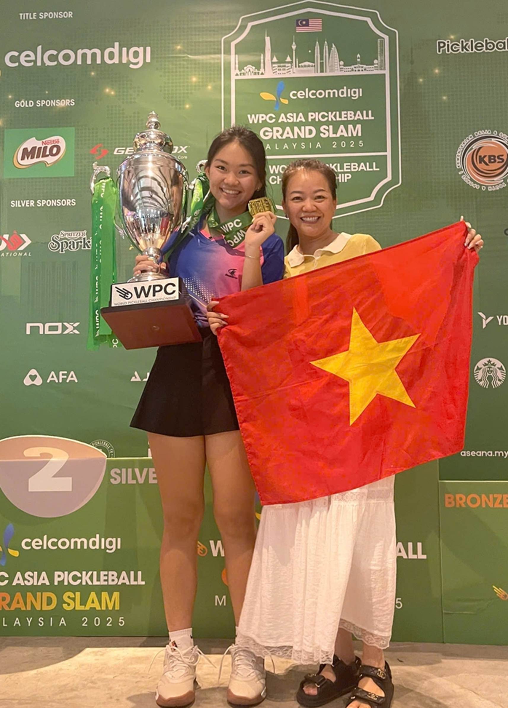 

Jolie Lam và mẹ mừng danh hiệu vô địch