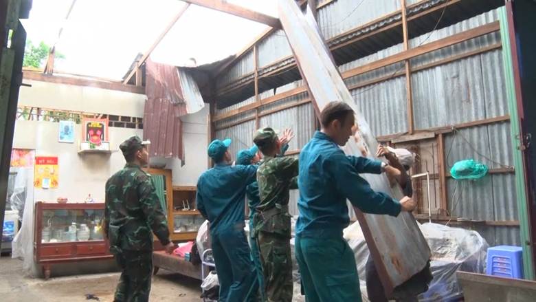 
Lực lượng vũ trang hỗ trợ người dân thu dọn nhà cửa; kiểm tra, thống kê thiệt hại