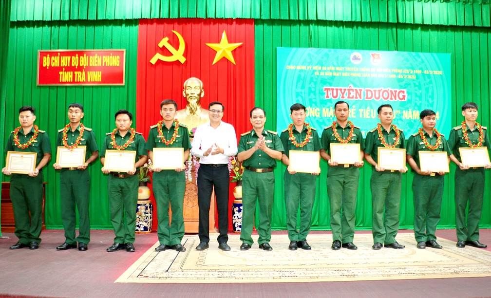 Đảng ủy- Ban Chỉ huy BĐBP tỉnh tuyên dương những gương mặt trẻ tiêu biểu trong lực lượng BĐBP. Ảnh: Thanh Nhã