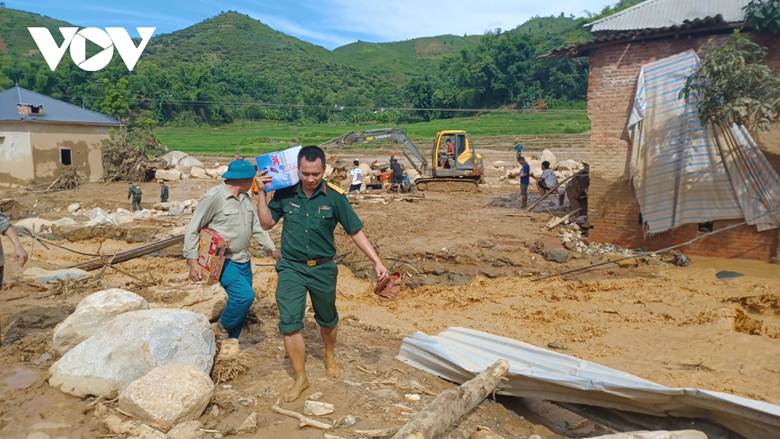 Không thể vận chuyển bằng xe vì giao thông sạt lở, những thùng hàng được bộ đội vác trên vai, mang theo cả tình thương tới người dân