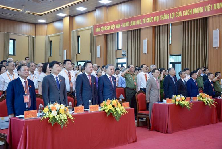 Các đại biểu làm lễ chào cờ tại Đại hội Đại biểu Đảng bộ xã Nghĩa Trụ lần thứ I, nhiệm kỳ 2025-2030

