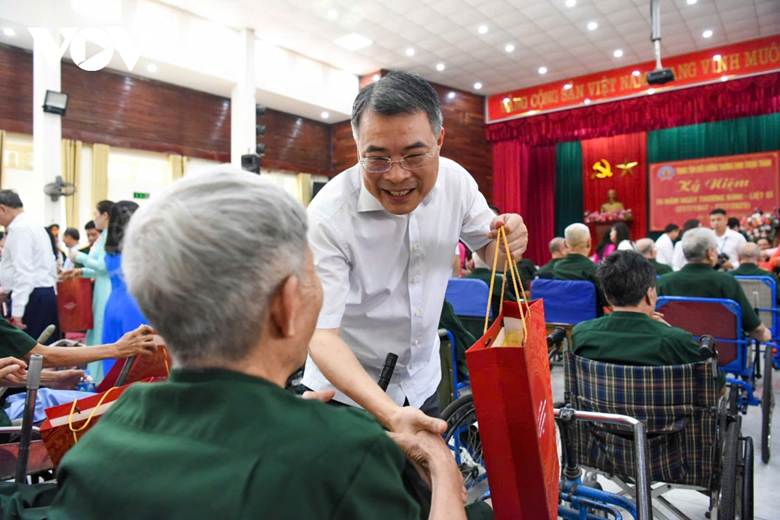 Trưởng Ban Tổ chức Trung ương Lê Minh Hưng trao quà tặng các thương bệnh binh.