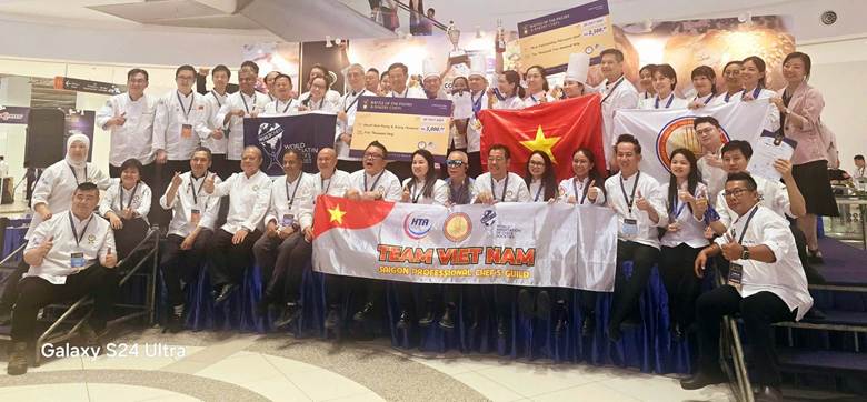 

Đội tuyển đầu bếp Việt Nam chụp ảnh lưu niệm tại cuộc thi Battle of The Pastry & Bakery - Bánh ngọt và bánh mì quốc tế. (Ảnh: Vũ Thúy Quỳnh Mai)