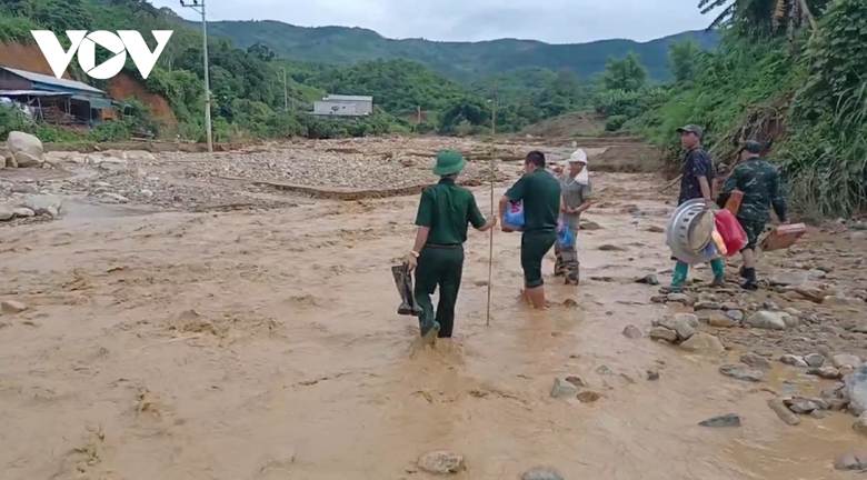 Giao thông đứt gãy, cán bộ, chiến sĩ đã đi bộ vài cây số từ trung tâm xã để vận chuyển nhu yếu phẩm thiết yếu cho bà con...