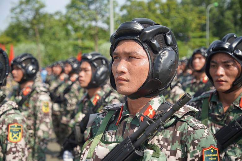 Mồ hôi đổ trên gương mặt các chiến sĩ