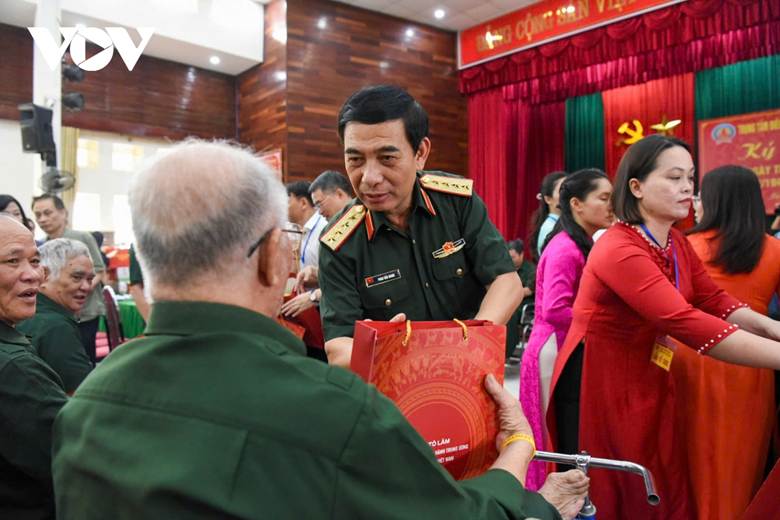 Đại tướng Phan Văn Giang trao quà tặng các thương bệnh binh.