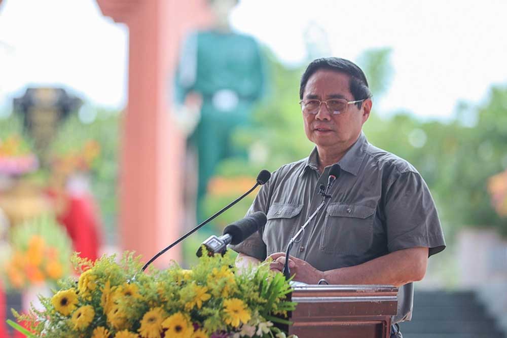 Thủ tướng ghi nhận và đặc biệt trân trọng những nỗ lực, quyết tâm và thành tích đạt được trong công tác tìm kiếm, quy tập hài cốt liệt sĩ của Quân khu 9 - Ảnh: VGP/Nhật Bắc