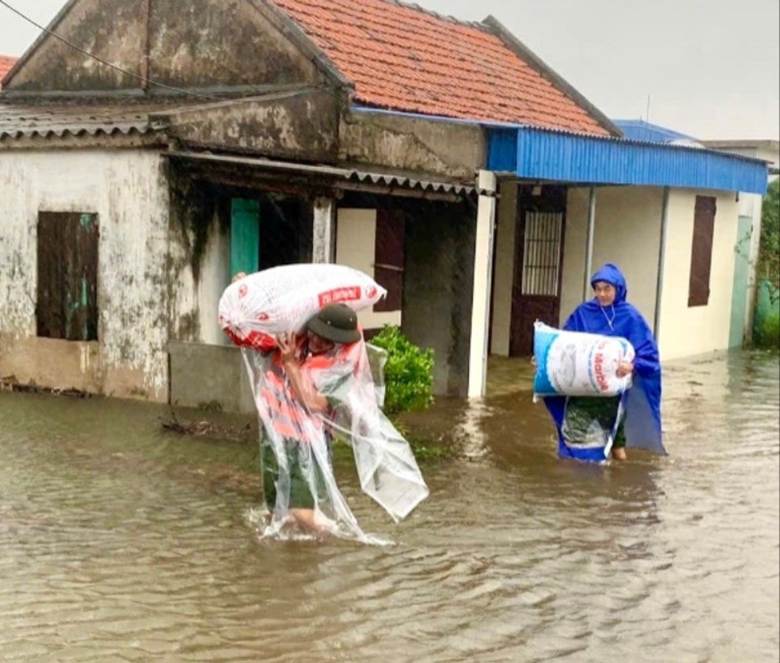 Nỗ lực di dời tài sản cho người dân khi nước dâng cao.