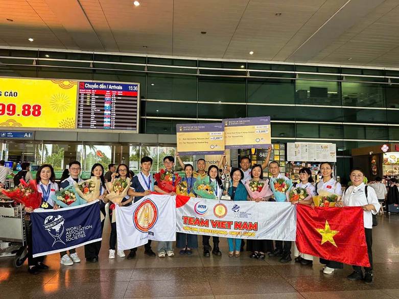 

Đội tuyển đầu bếp Việt Nam được chào đón, tặng hoa khi trở về Việt Nam. (Ảnh: Vũ Thúy Quỳnh Mai)