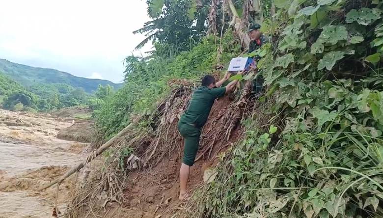 ... qua những đoạn đường hiểm trở, đang bị chia cắt, sạt lở, ngập lụt nặng nề.