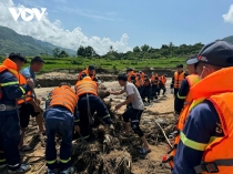 Dầm trong bùn lũ giúp dân khắc phục hậu quả thiên tai ở Sơn La
