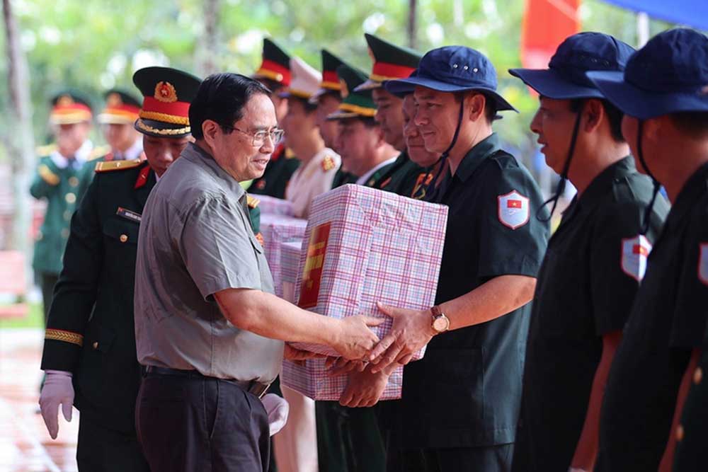 Thủ tướng tặng quà các Đội tìm kiếm, quy tập hài cốt liệt sĩ của Quân khu 9 - Ảnh: VGP/Nhật Bắc