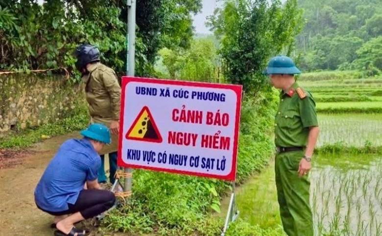 Công an các đơn vị, địa phương duy trì quân số thường trực tại hiện trường, hỗ trợ, giúp đỡ nhân dân.